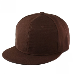 Vista dettagliata del cappello snapback a tesa piatta color marrone cioccolato in cotone