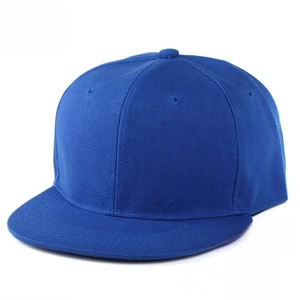 Dettaglio del cappello snapback blu navy a 6 pannelli con visiera piatta e occhielli