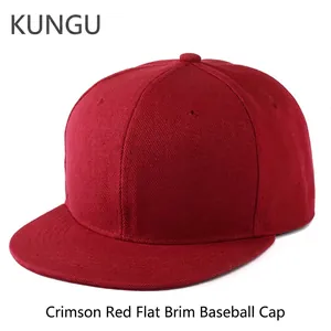 Dettaglio del cappello snapback bordeaux con visiera piatta e tessuto in cotone a sei pannelli