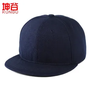 Dettaglio del cappellino snapback blu scuro con visiera piatta in twill di cotone