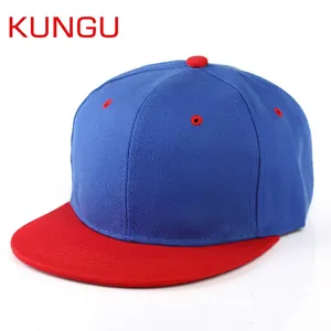 Dettaglio cappello in cotone blu con visiera piatta rossa e occhielli di ventilazione