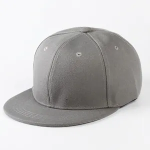 Dettaglio di un cappello snapback grigio con visiera piatta e occhielli ricamati