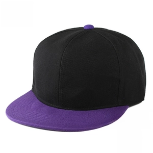 Vista dettagliata del cappellino baseball a tesa piatta bicolore nero e viola in cotone