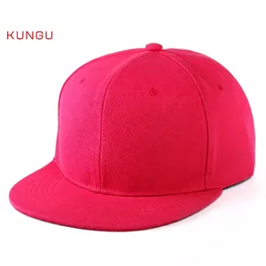 Dettaglio del cappellino hip-hop rosa rosso con visiera piatta in twill di cotone pregiato