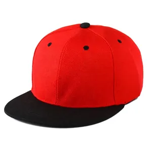 Vista dettagliata del cappellino hip hop a tesa piatta in twill di cotone rosso e nero