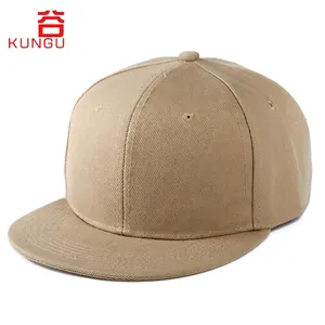 Dettaglio del cappello hip hop kaki a tesa piatta che mostra il tessuto in twill di cotone