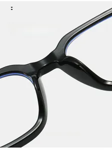 Détail des plaquettes de nez intégrées confortables sur monture de lunettes carrée noire