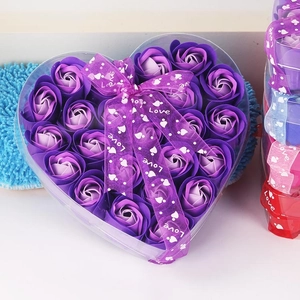 Détail du coffret cadeau en forme de cœur avec roses de savon violettes et ruban
