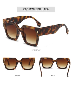 Vue détaillée de lunettes de soleil carrées écaille avec accents métalliques et verres thé