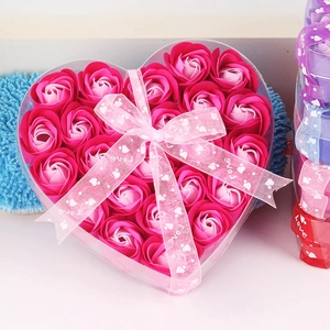 Détail du coffret cadeau en forme de cœur avec 24 roses de savon et ruban Love