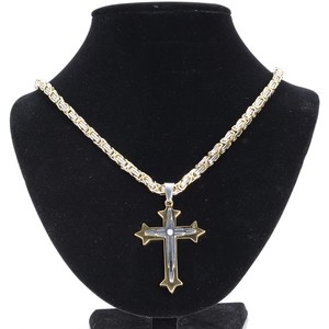 Détail d'un pendentif croix triple couche bicolore sur une chaîne faite main de 5mm