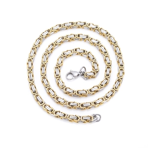 Détail du collier chaîne byzantine bicolore avec fermoir mousqueton en acier inoxydable