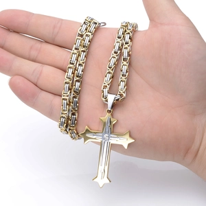 Pendentif triple croix en acier inoxydable bicolore avec chaîne byzantine à la main