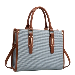 Sac fourre-tout tissé bleu clair avec poignées en cuir marron et détails en métal doré