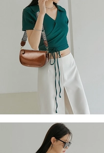 Borsa a mezzaluna in pelle marrone con tracolla geometrica larga in scatto fashion