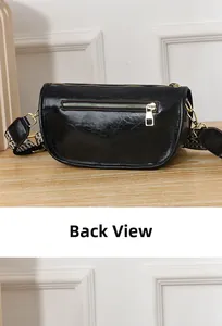 Vista posteriore della borsa a mezzaluna in pelle nera con cerniera e tracolla tessuta