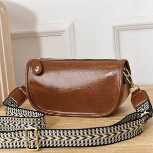 Borsa a tracolla marrone lucida con ampia tracolla intrecciata e dettagli in metallo dorato