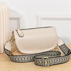Elegante borsa a tracolla crema con tracolla in tessuto operato su supporto di legno