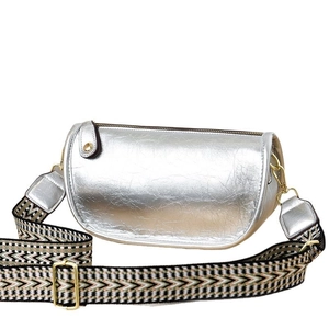Elegante borsa a tracolla argento a mezzaluna con ampia tracolla a motivi etnici