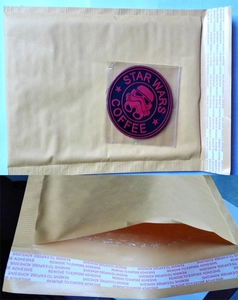 Nahaufnahme von Star Wars Coffee IR Reflex-Patch in einer Schutzverpackung aus Luftpolster