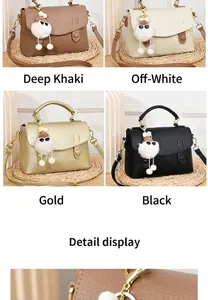 Sacs en cuir PU en quatre couleurs avec boucle ronde et charmants pompons en fourrure