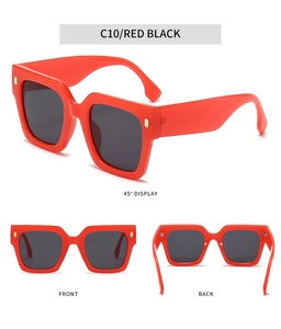 Détails de lunettes de soleil carrées rouges avec rivets dorés et verres foncés sous trois angles