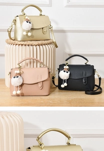 Détail de sacs bandoulière colorés avec charm monstre en peluche et surpiqûres décoratives