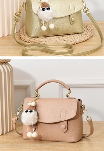 Détail de la texture cuir grainé et du pendentif peluche sur le sac à main pour femme