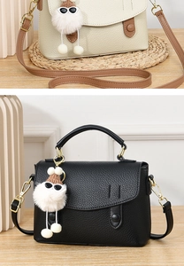 Détails de sacs en cuir synthétique grainé avec pendentifs en peluche et ferrures dorées