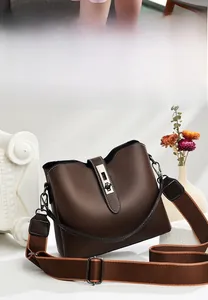 Detailansicht der dunkelbraunen Ledertasche mit weißen Kontrastnähten und Silberverschluss