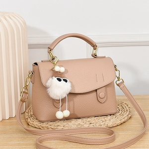 Sac bandoulière élégant Morandi beige avec texture cuir et adorable charm en peluche