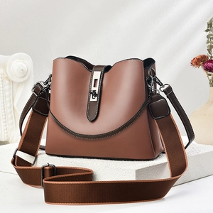 Elegante braune Lederbeuteltasche mit Metalldrehverschluss und breitem Stoffschultergurt