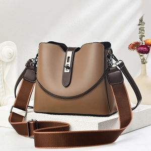 Modische camel Leder-Beuteltasche mit Metal-Drehverschluss und breitem gewebtem Schultergurt