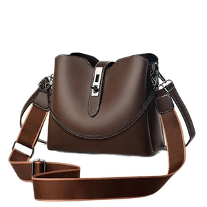 Modische dunkelbraune Satteltasche aus strukturiertem Leder mit breitem Textilschultergurt