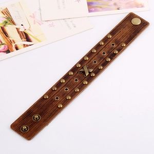 Retro dunkelbraunes Lederarmband mit bronzenen Nieten und Punk-Stil Metallverzierungen