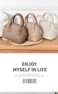 Trois sacs à main dôme minimalistes en marron, beige et rose avec texture grainée de qualité