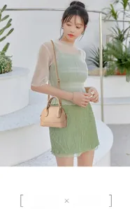 Détail du mini sac bandoulière beige avec texture grainée et bandoulière réglable