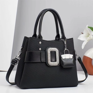 Sac fourre-tout noir texturé avec boucle en diamant et mini pochette décorative