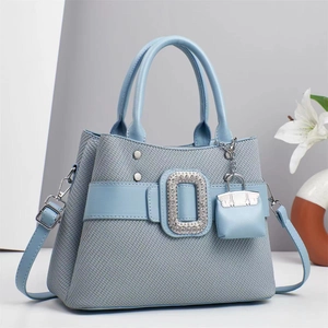Sac fourre-tout élégant en tweed bleu clair et cuir avec boucle en cristal et mini pochette