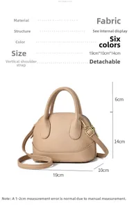 Détail du sac à main beige en cuir grainé, dimensions 19x10x14cm et bandoulière amovible