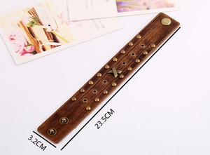 Detailansicht eines Retro-Lederarmbands mit Nieten und Größenangaben von 23,5 cm Länge