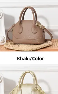 Gros plan de sacs à main en cuir grainé kaki et champagne doré avec détails dorés