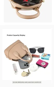 Vue détaillée du sac à main spacieux en cuir beige avec plusieurs poches internes