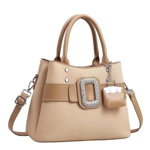 Sac fourre-tout tissé beige avec boucle en strass et bandoulière en cuir réglable