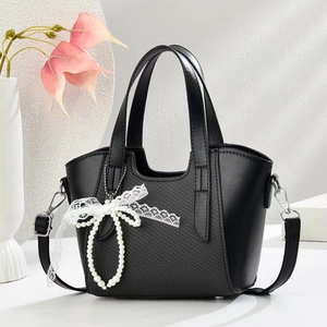 Sac à main chic en cuir PU noir avec nœud en dentelle et breloque perle pour femmes
