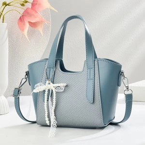 Sac à main bleu Morandi en cuir et tissu avec breloque perle et nœud élégant