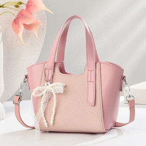 Sac à main chic en cuir tressé rose avec nœud en dentelle perlée sur fond épuré