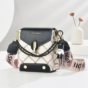 Sac Bandoulière Femme Cuir PU Matelassé Large Bandoulière Mini Sac À Main Carré Mode Street Style Avec Pendentif Ours