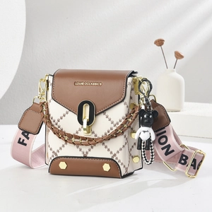 Petit sac bandoulière rétro crème et marron avec motif matelassé et bijou d'ours