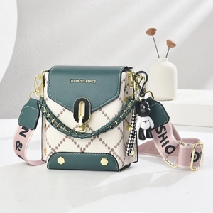 Mini sac bandoulière matelassé beige et vert avec sangle tissée et breloque ourson